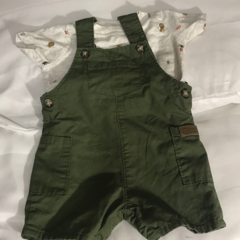 Carter’s baby boy  6 m overall set like new